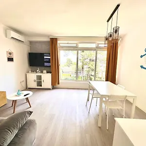 - 50m From The With Free Parking Apartament